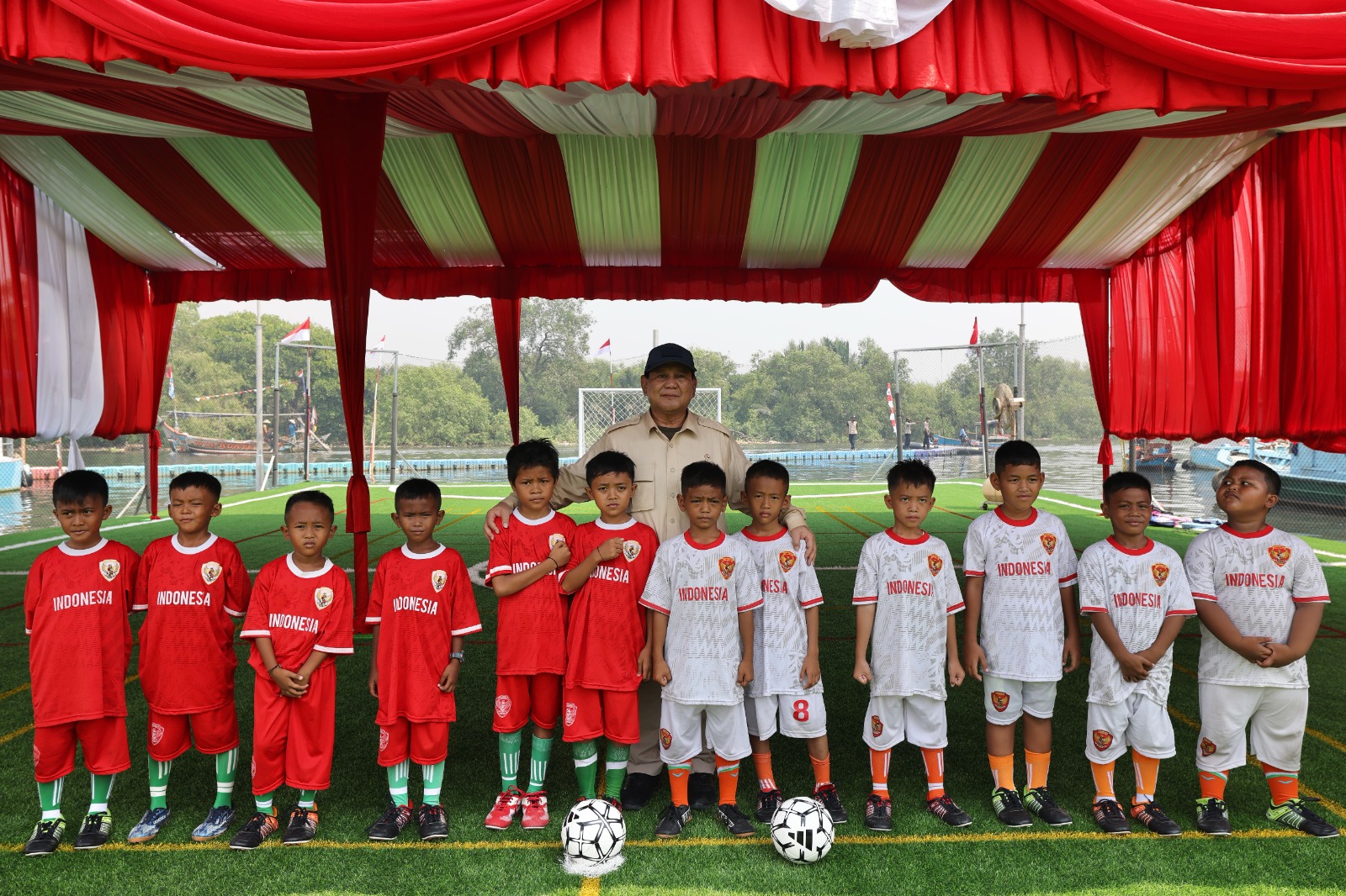 Prabowo Jajal Lapangan di Kawasan Rumah Apung Muara Angke, Main Bola bareng Anak-Anak