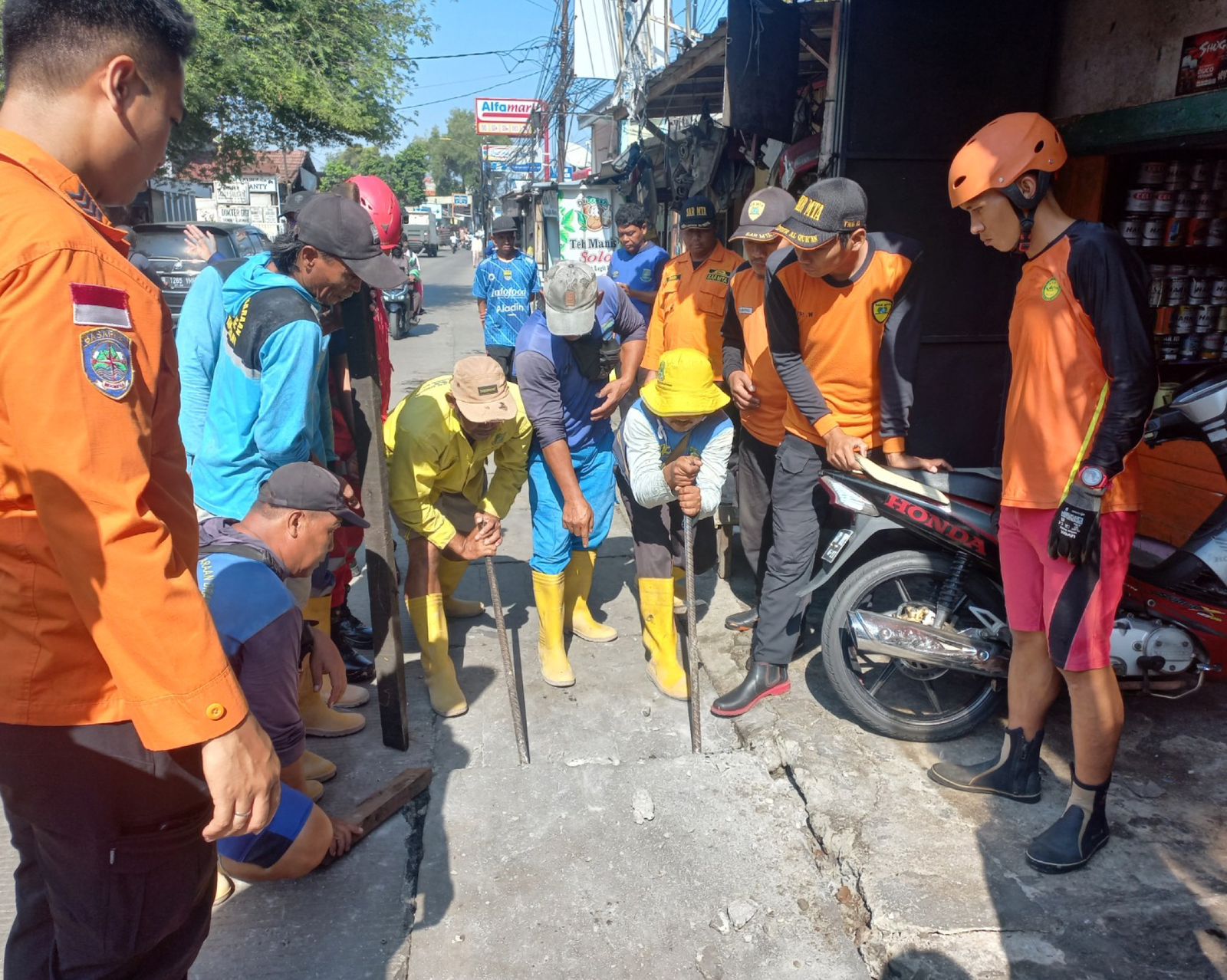 Bocah 2,5 Tahun di Tangerang Hilang, Diduga Terseret Arus Selokan saat Main Hujan