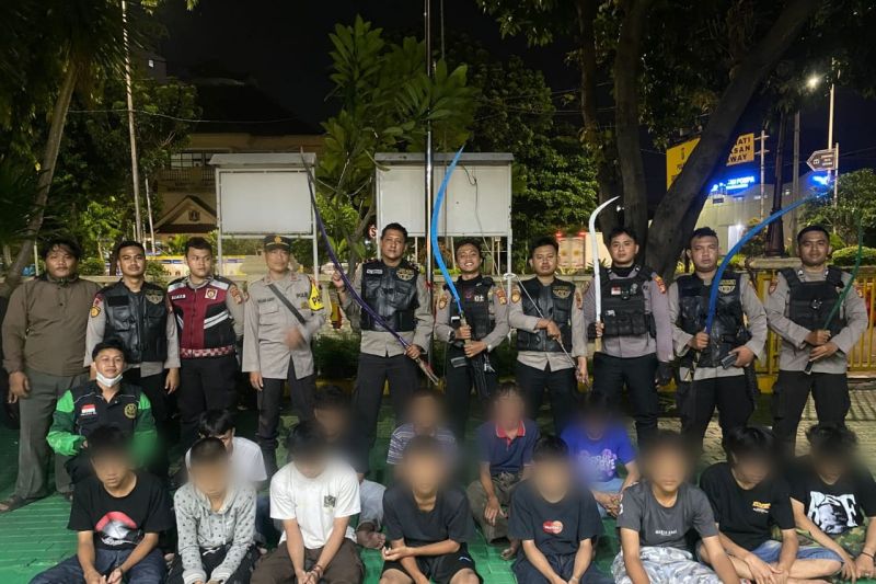 13 Remaja di Jelambar Diamankan Polisi, Sejumlah Senjata Tajam Jadi Barang Bukti