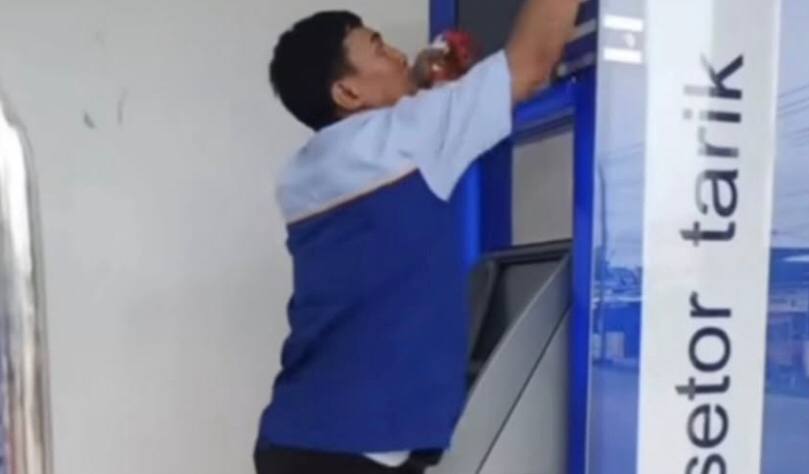 Viral! Wanita Ini kesal saat Mengantri Lama di Mesin ATM Gegara Dibersihkan, Tuai Pro Kontra Netizen