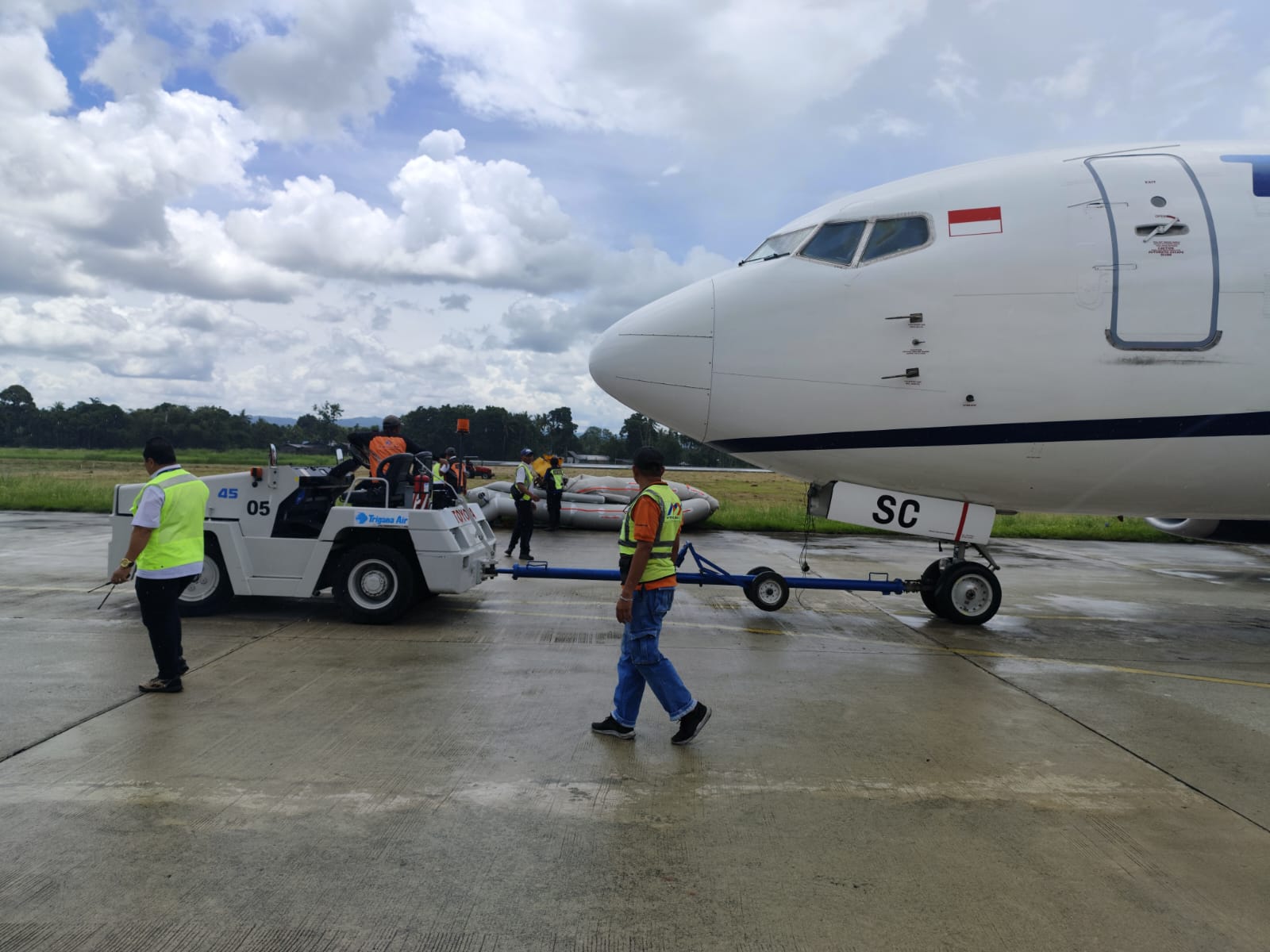 Video Kepanikan Penumpang Pesawat Trigana Air Keluarkan Asap Tebal di Bandara Sentani, Buka Pintu Darurat