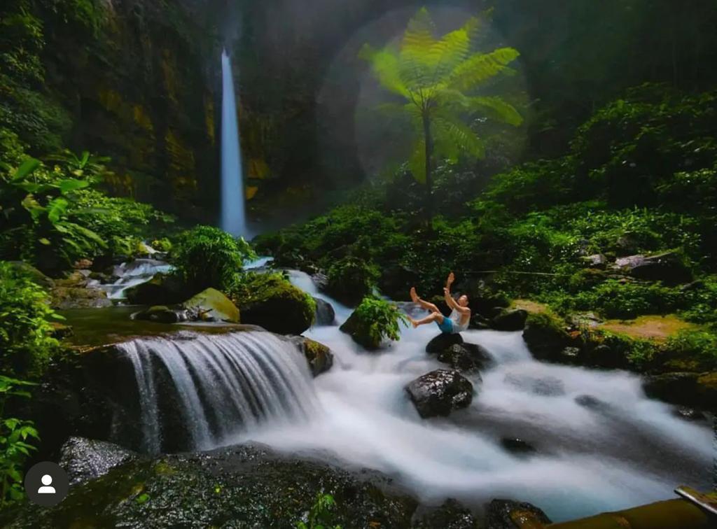 Keindahan Wisata Alam Air Terjun Kapas Biru Lumajang Yang Pancarkan