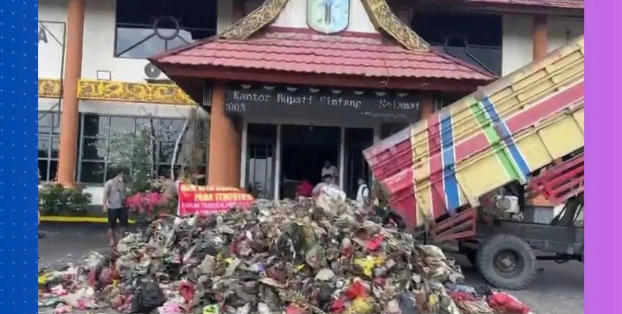 Kesal Akibat Sampah Menumpuk, Warga Nekat Buang Sampah di Kantor Bupati dan DPRD Sintang