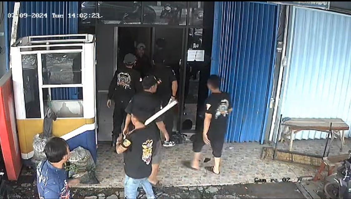 Sekelompok Orang Serang dan Rusak Sebuah Kantor di Assogiri Bogor, Penyebabnya Mobil 