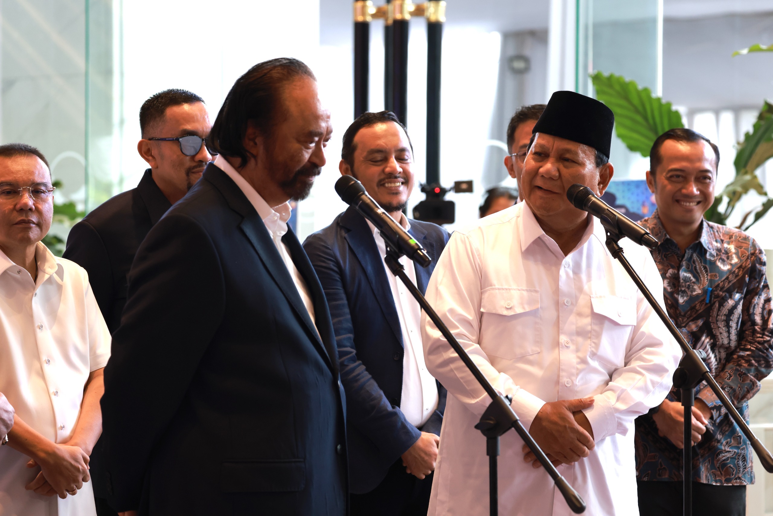 Berkunjung ke NasDem, Prabowo Terima Ucapan Selamat sebagai Presiden Terpilih dari Surya Paloh Secara Langsung