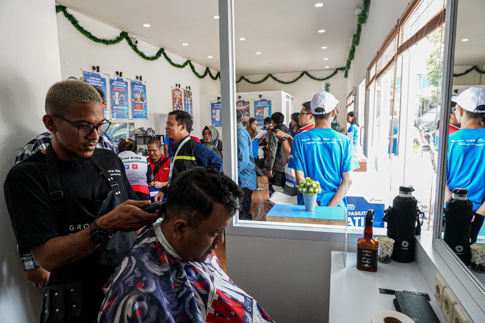 Nikmati Layanan Cukur Rambut Gratis di Barbershop Serambi MyPertamina Rest Area Tol 