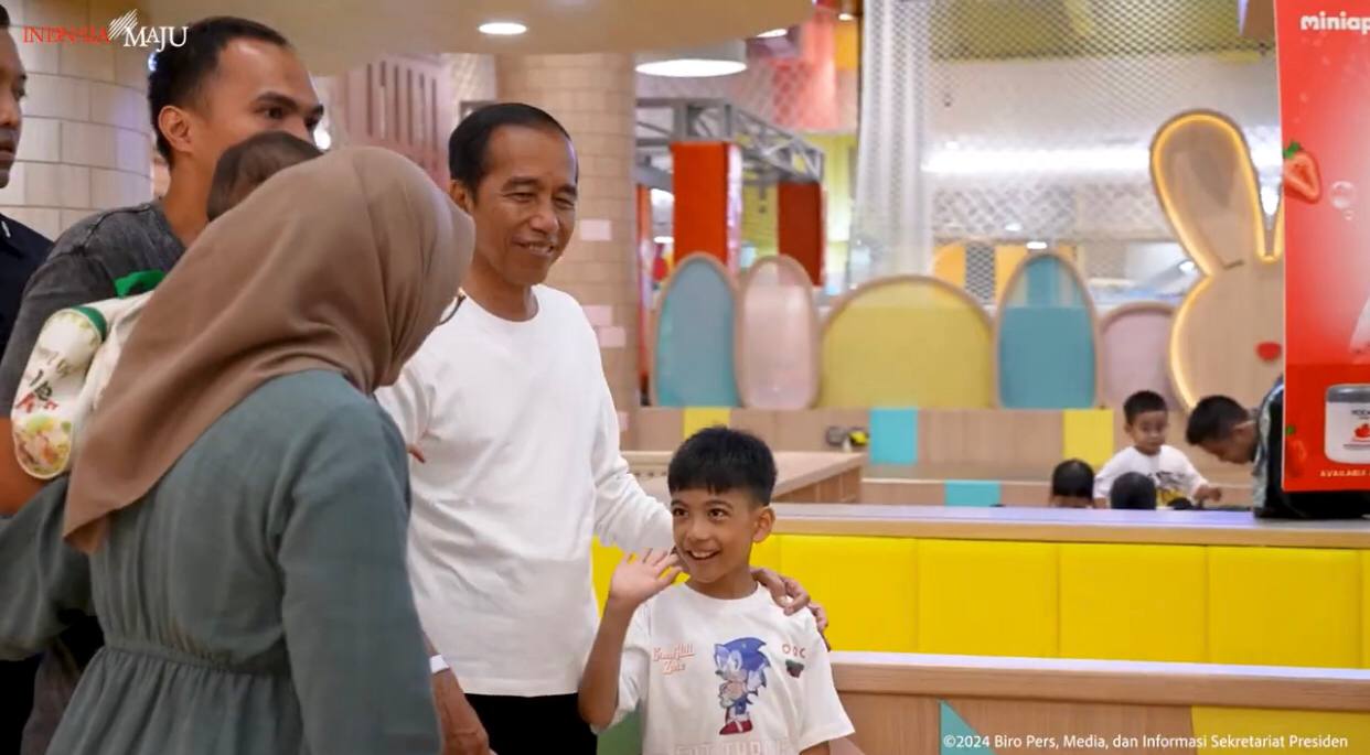 Di Tengah Polemik Pemilu 2024, Jokowi Ajak Cucu  Nikmati Akhir Pekan di Mall Kawasan Jakpus