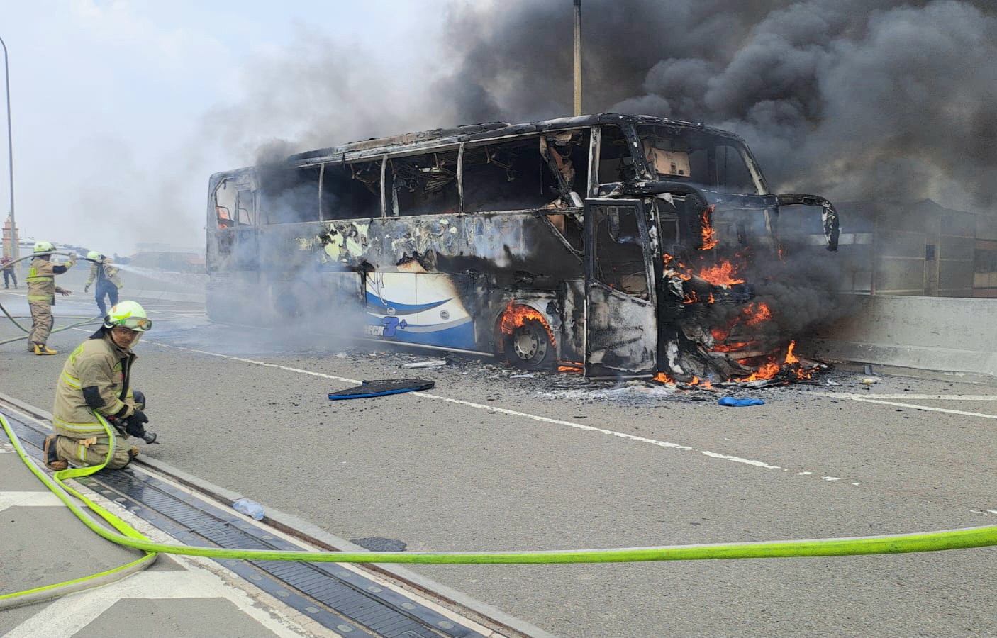 Diduga Korsleting AC, Bus Pariwisata Pengangkut 58 Anak TK Terbakar Hangus di Tol Jatinegara