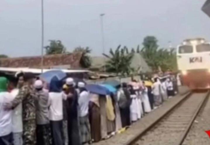 Viral! Jamaah Gelar Pengajian di Dekat Rel Kereta Api, Netizen: The Real Mendekatkan Diri Pada Tuhan