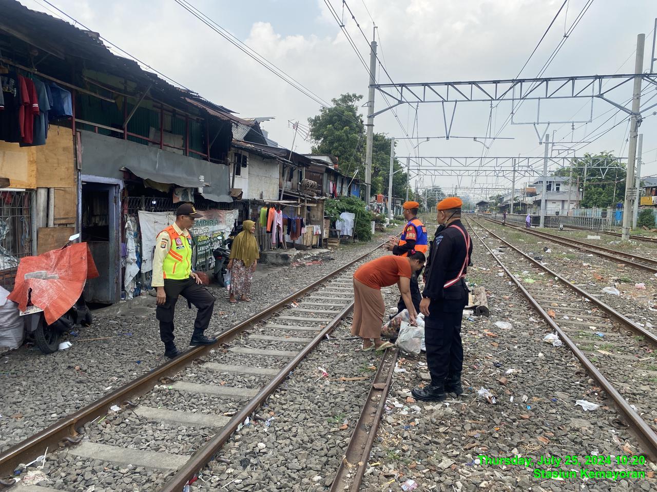 Viral! Warga Kemayoran Kepergok Buang Sampah di Gerbong Kereta Barang, KAI Turun Tangan