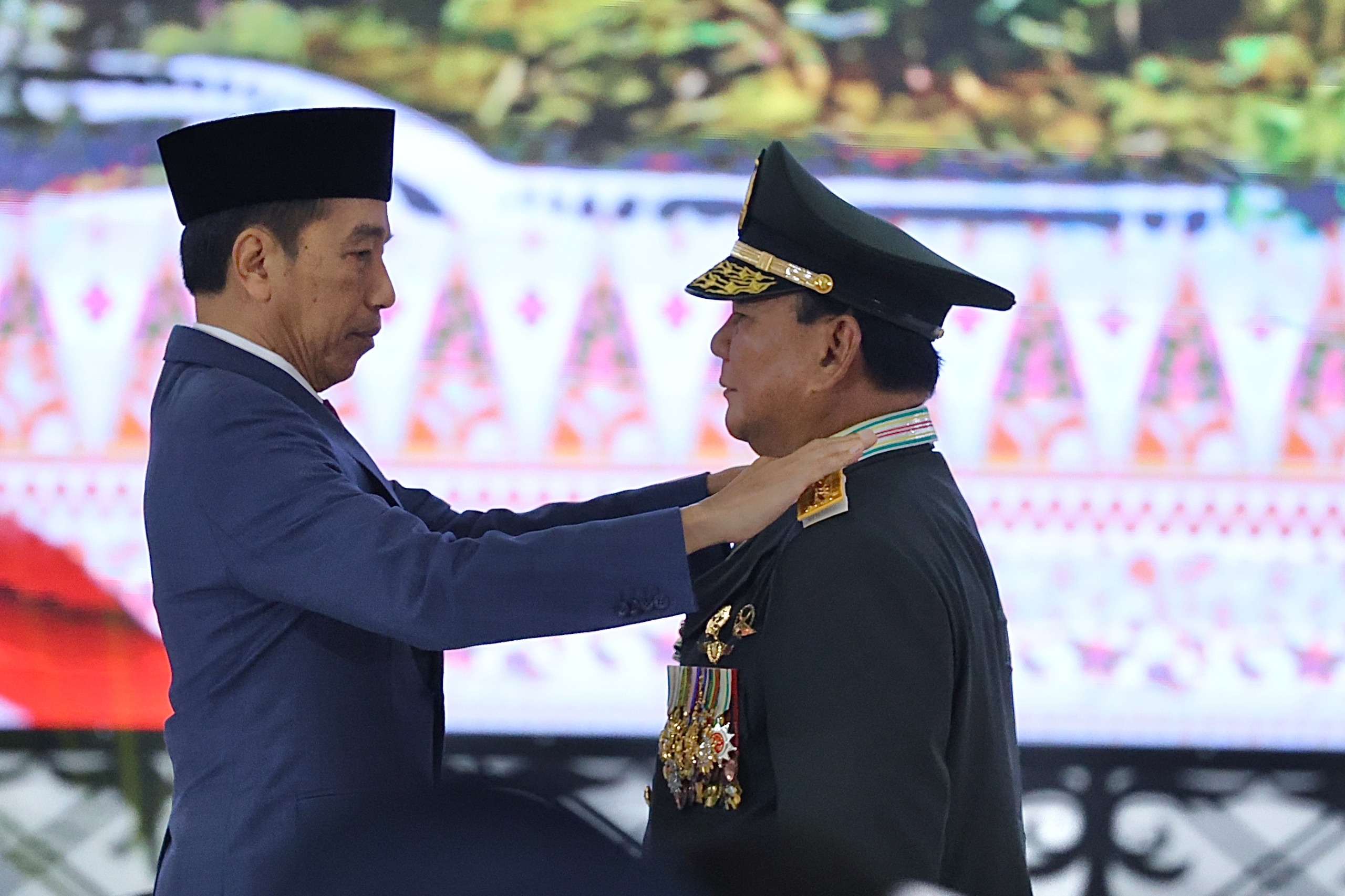 Prabowo Terima Penganugerahan Jenderal Bintang 4 dari Presiden Jokowi