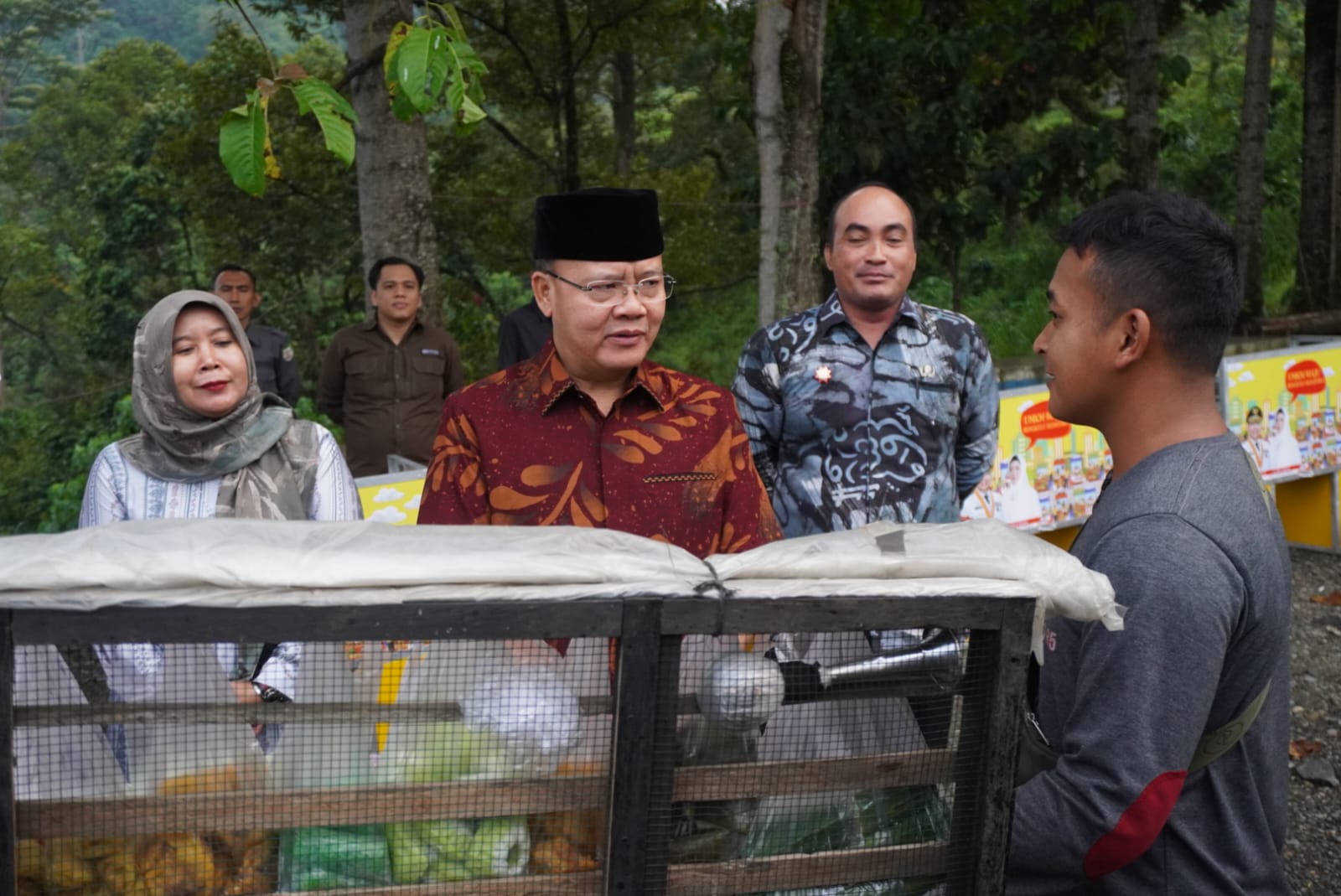 Gubernur Bantu Gerobak, Pedagang Sayur Keliling, Pemprov Bengkulu  Dukung Perkembangan Olahraga 