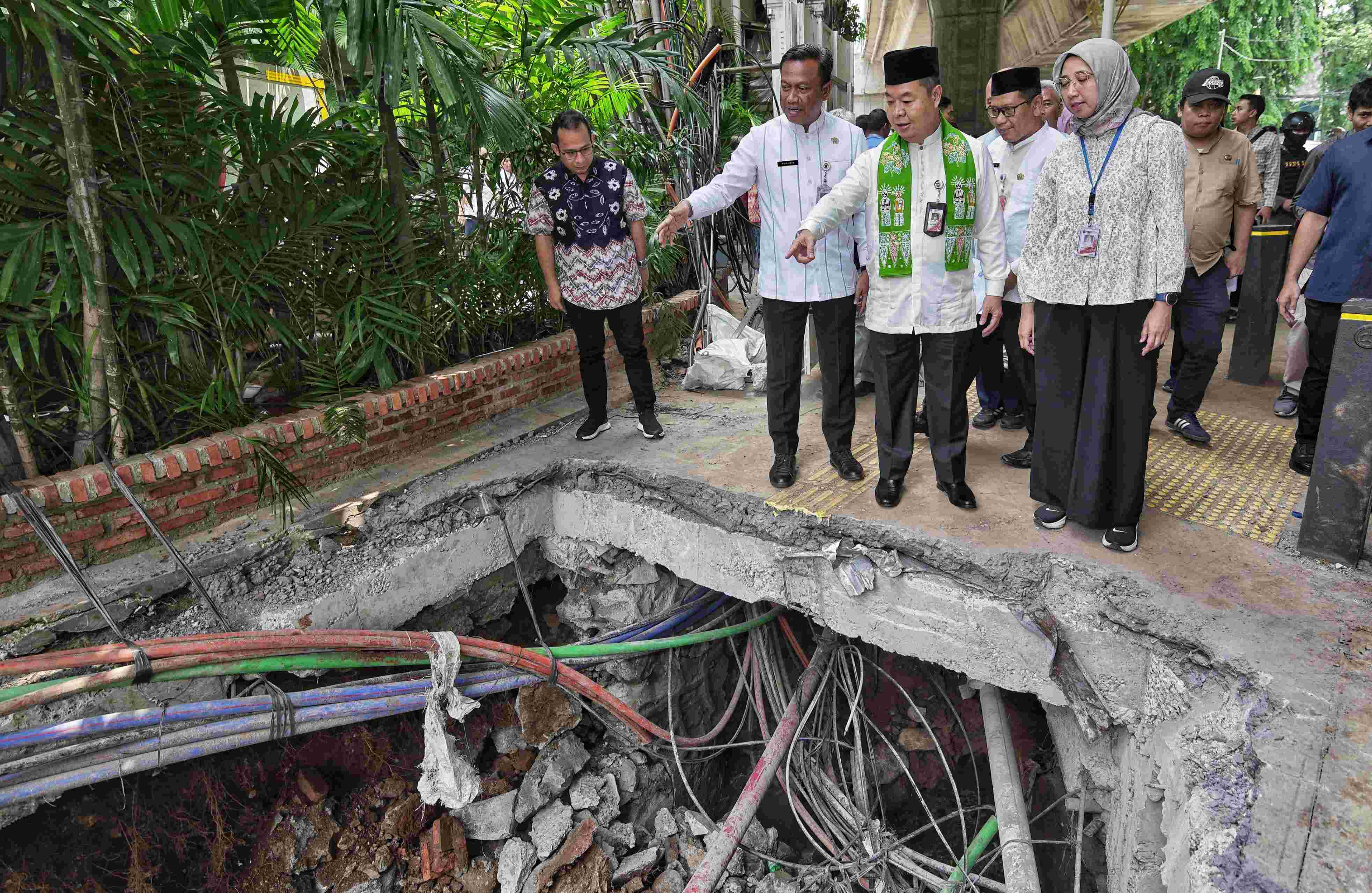 Pj Gubernur Jakarta Teguh Setyabudi Panggil Pemilik Kabel Utilitas yang Bikin Mampet Saluran Air