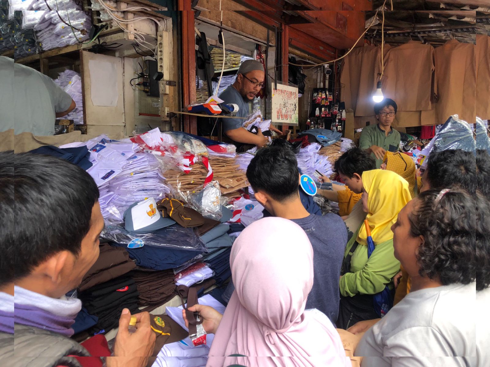 Jelang Tahun Ajaran Baru, Penjual Seragam Sekolah di Pasar Jatinegara Diserbu Pembeli