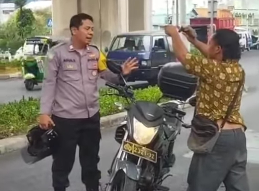 Jengkel Mobil yang Dikendarai Mogok, Pria Ini Tampar Polisi dan Acungkan Badik ke Juru Parkir