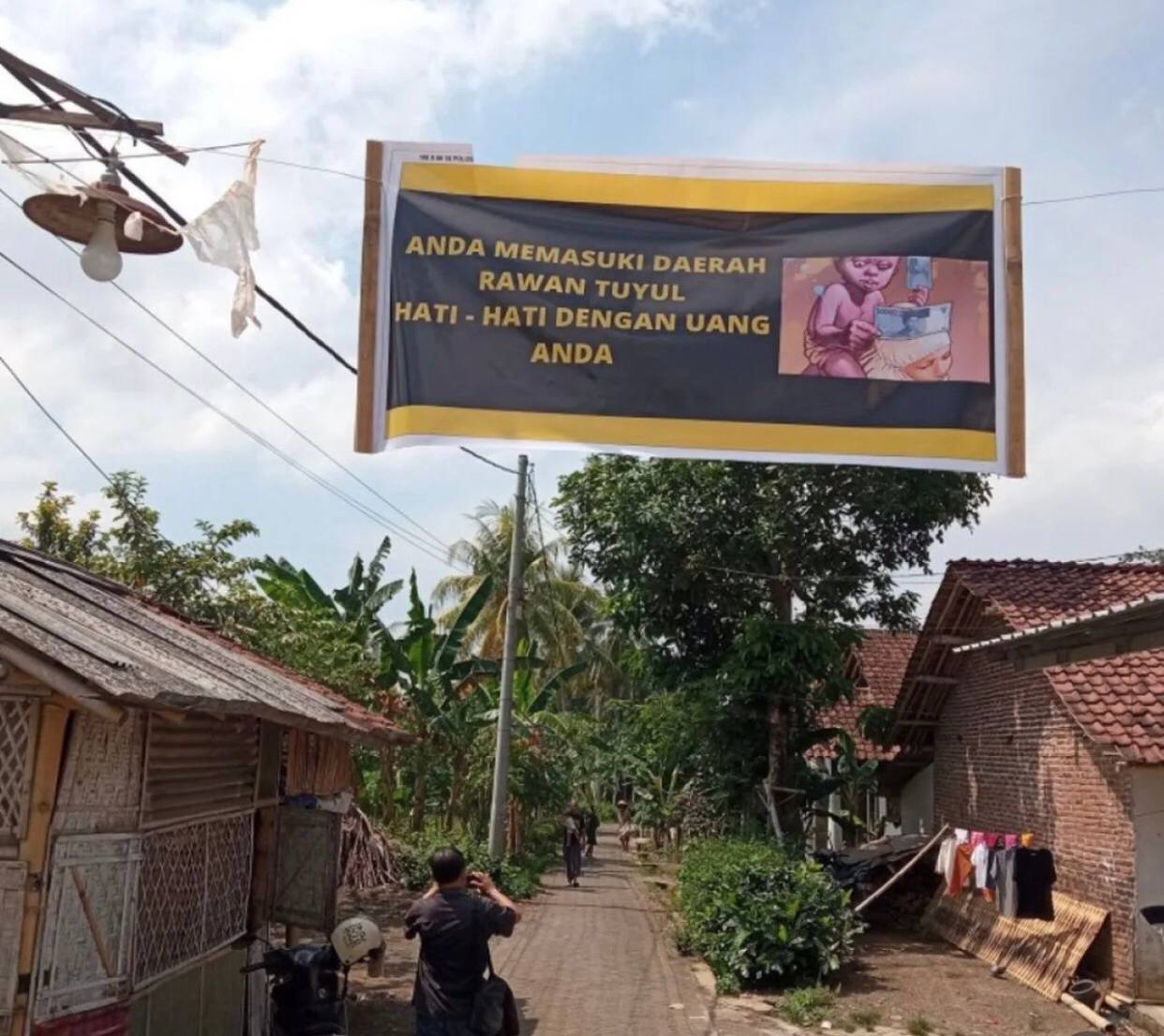 Heboh! Warga Desa Dukuh Mencek Jember Pasang Banner Peringatan 'Rawan Tuyul' Gegara Duit Warga Sering Hilang