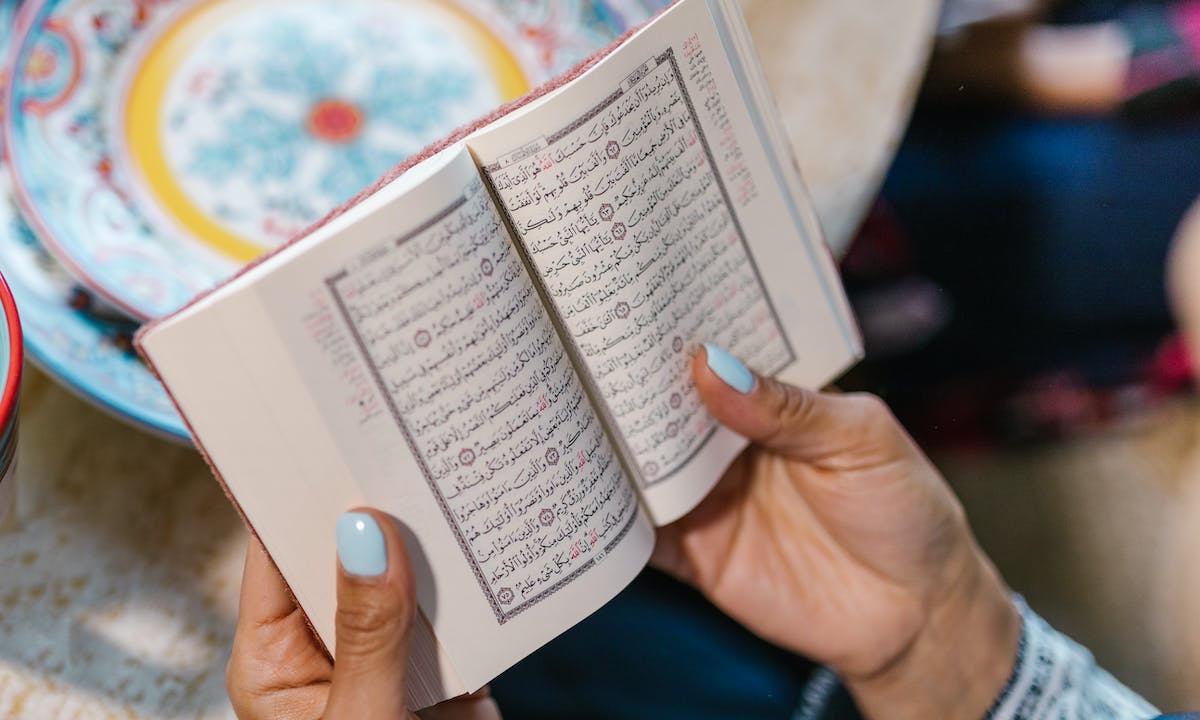 Bolehkah Wanita Sedang Haid Membaca Al Quran? Simak Hukumnya Menurut 4 Mazhab Ini