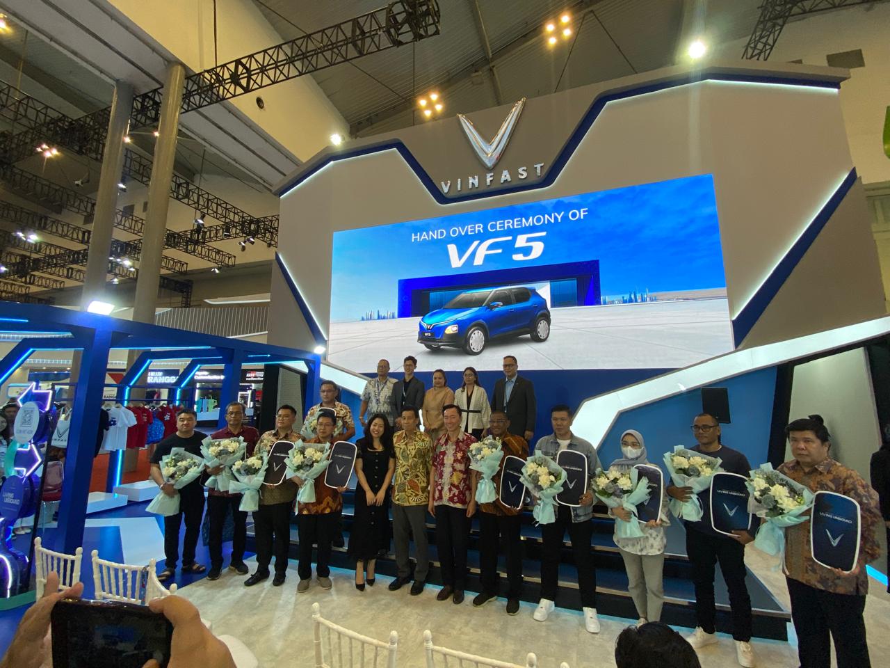 VinFast Resmi Memulai Pengiriman Mobil Listrik VF 5 di Indonesia 