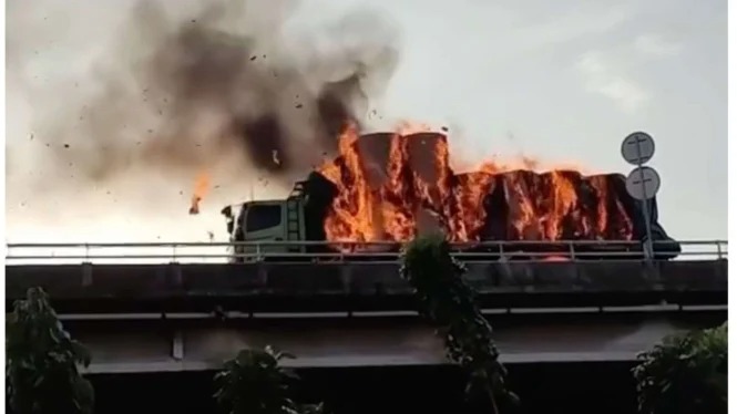 Ada Truk Terbakar di Tol Dalam Kota, Lalu Lintas Arah Grogol Padat Merayap