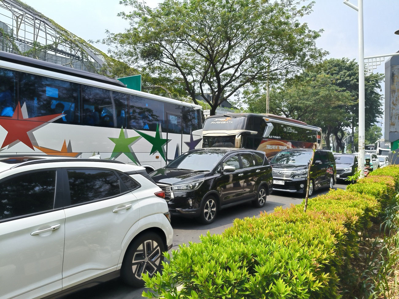 Lalu Lintas di Sekitar GBK Padat, Peserta Misa Bersama Paus Fransiskus Terpaksa Jalan Kaki