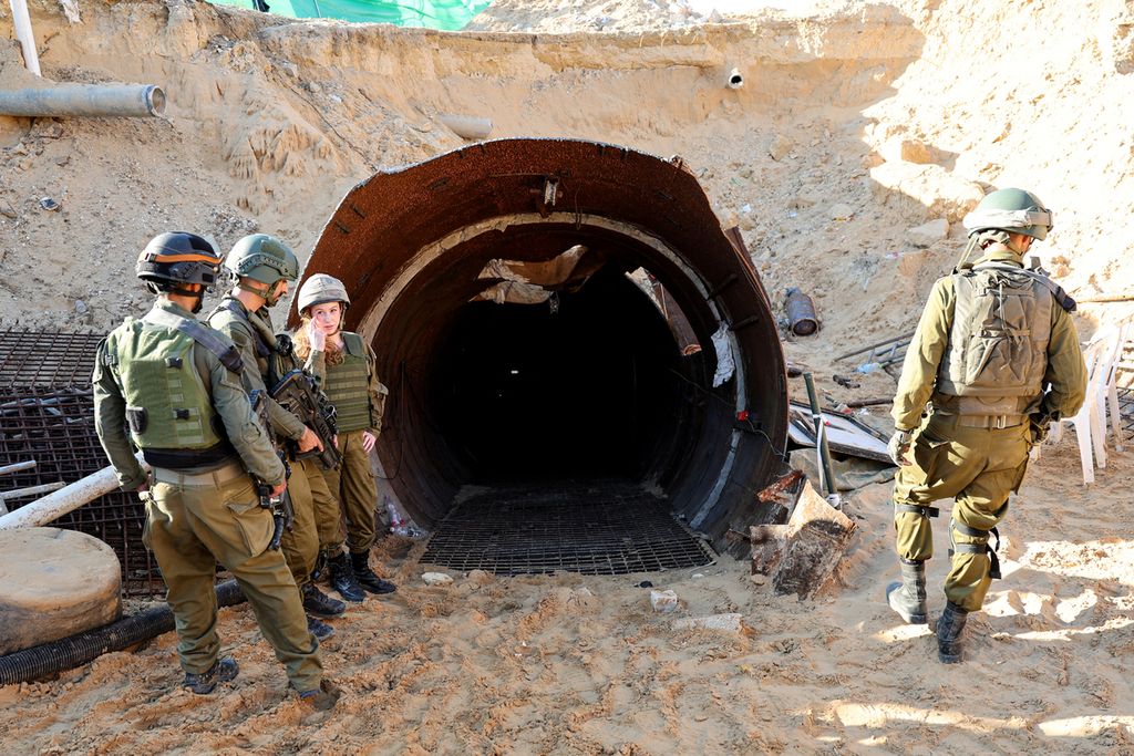 Cek Keberadaan Hamas di Terowongan, IDF Pakai Tameng Warga Sipil Palestina