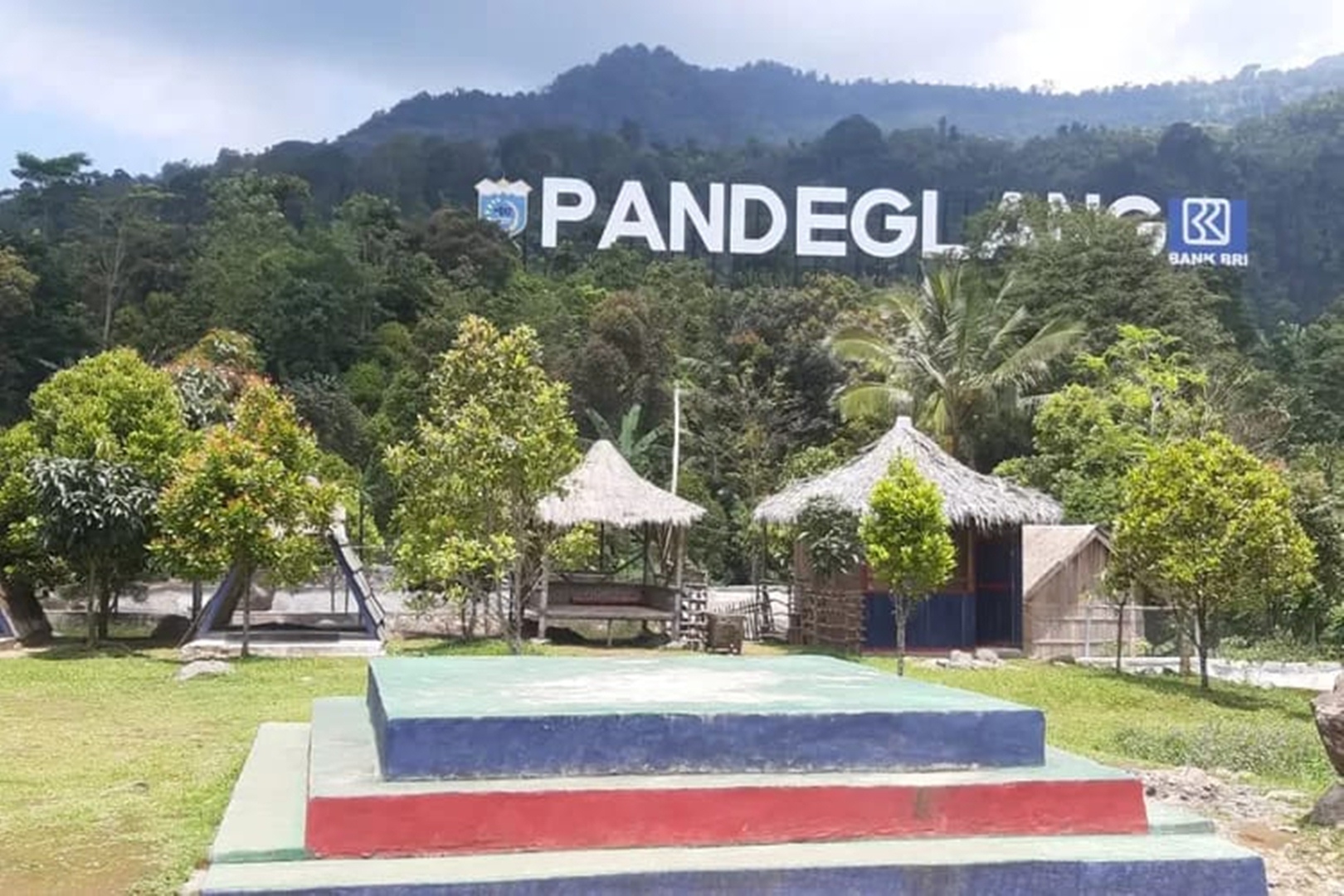 Saung Biru Gunung Karang Pandeglang, Wisata Instagramable di Banten yang Wajib Kamu Datangi