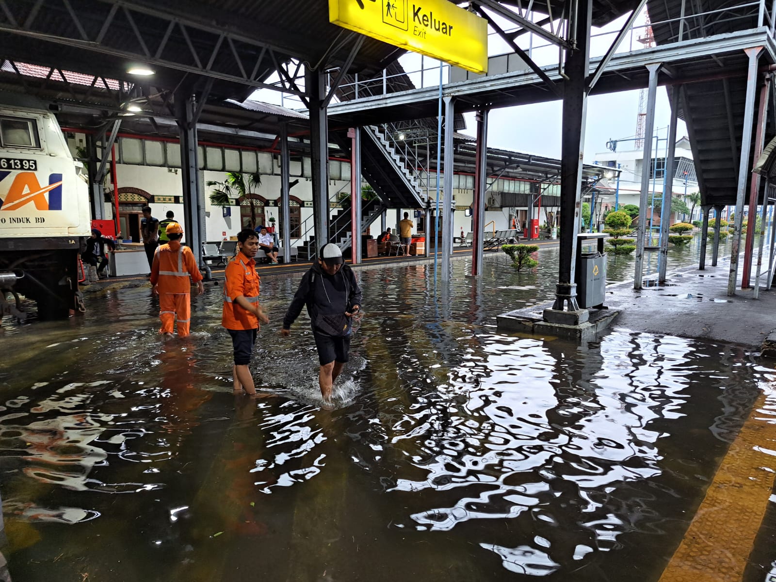 KAI Beri Refund 100 Persen Bagi Penumpang Jurusan Semarang Tawang Imbas Banjir d Jalur Rel