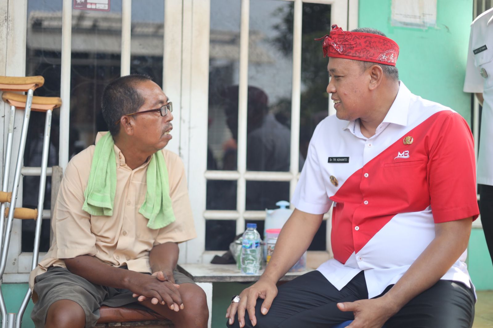 Berikan Bantuan Tongkat Kaki, Plt. Wali Kota Bekasi Sambangi Rumah Warga