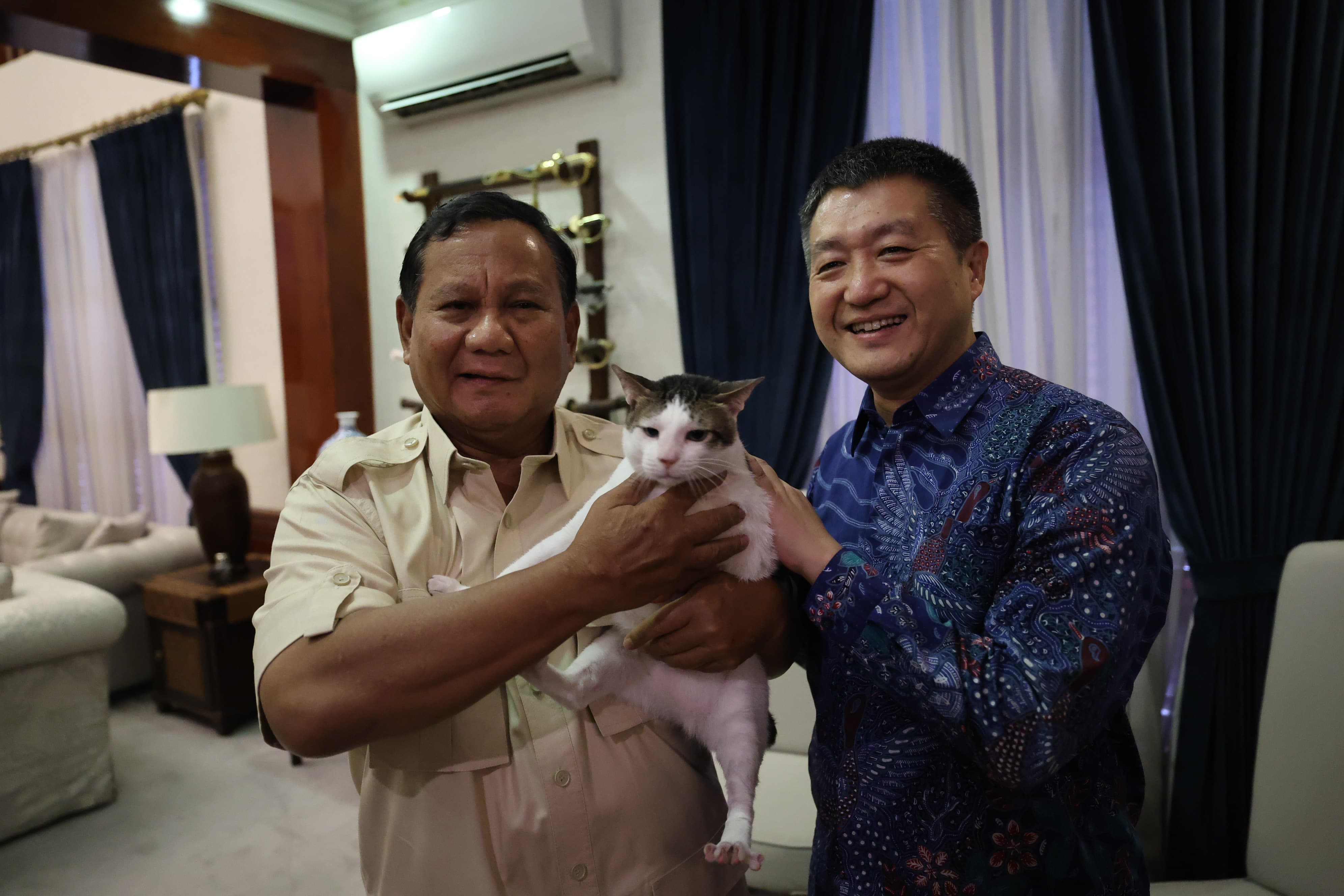 Didampingi Kucing Bobby, Prabowo Terima Ucapan Selamat dari Dubes China di Kertanegara