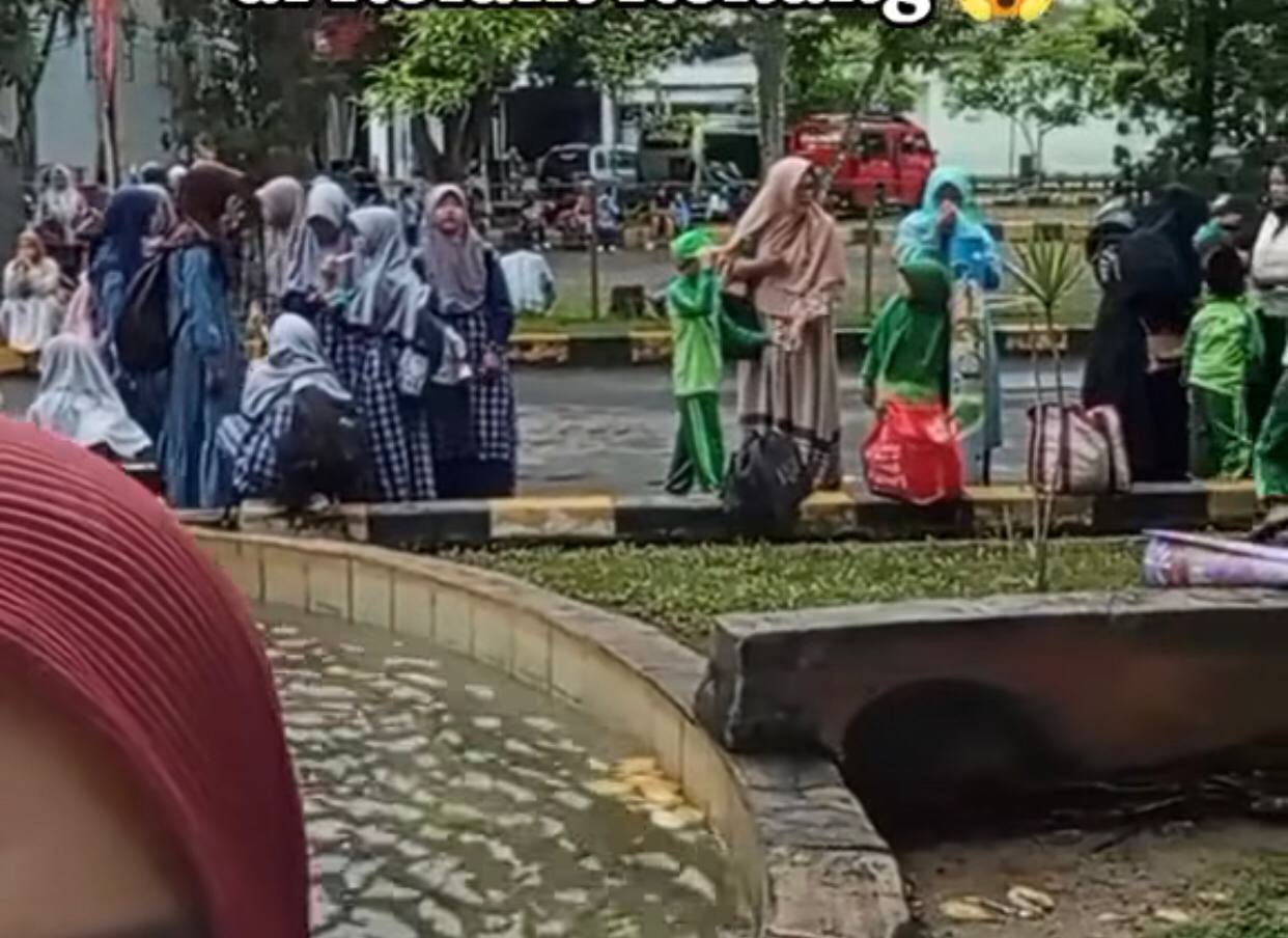 Heboh! Pembagian Rapot di Lokasi Kolam Berenang Viral dan Tuai Sorotan Netizen