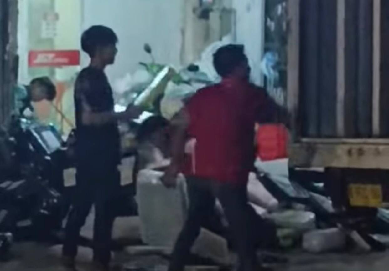 Viral! Petugas Ekspedisi Terekam Lempar Paket Sembarangan, Tuai Sorotan Warganet