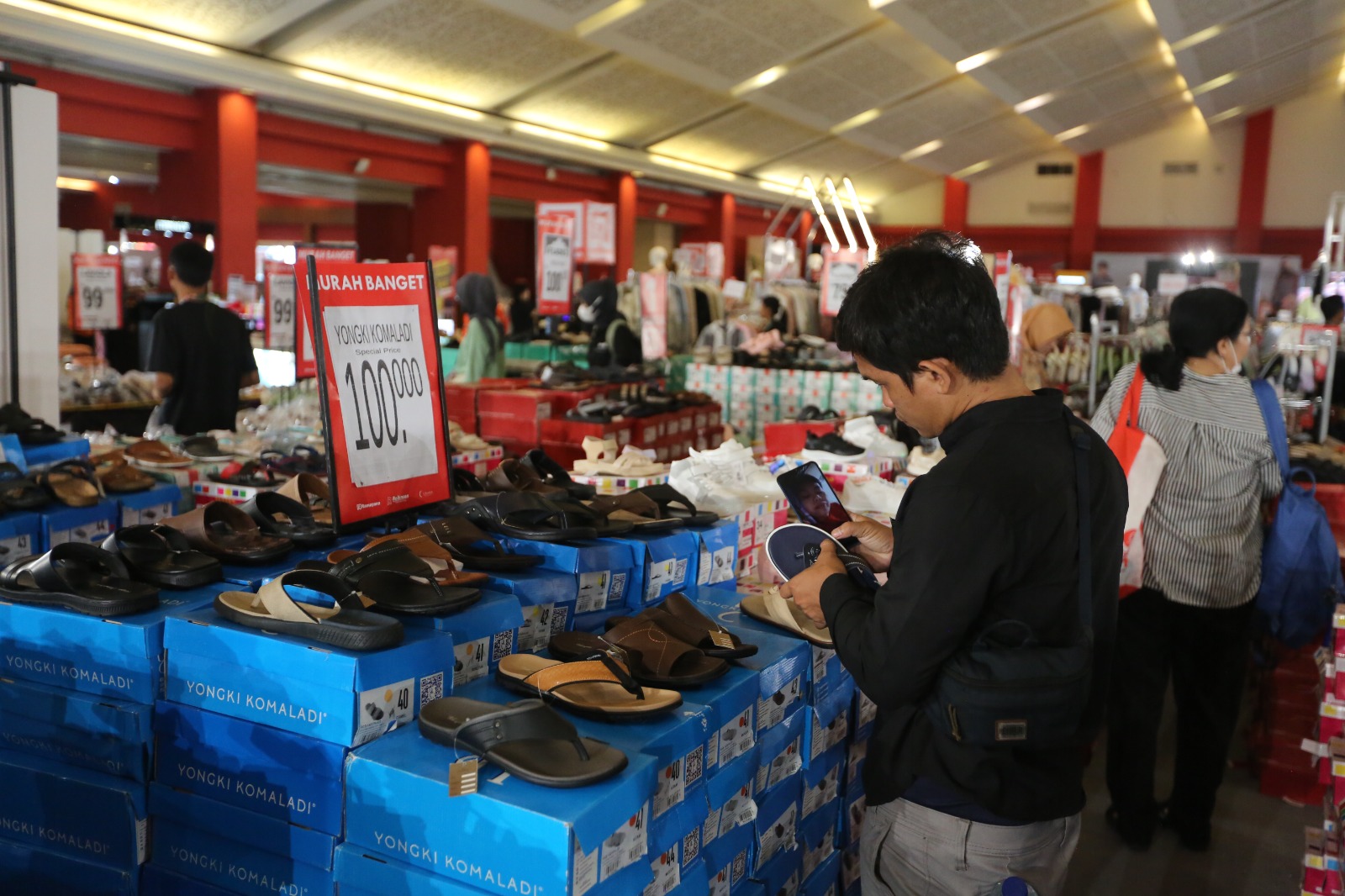 Banjir Promo Menarik di Jakarta Lebaran Fair, Sandal dan Sepatu, 100 Ribu dapat 3 Item