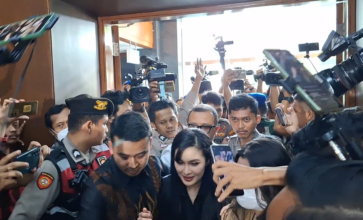 Berbaju Hitam, Sandra Dewi Bakal Bersaksi di Depan Hakim Soal Korupsi Timah Sang Suami Harvey Moeis