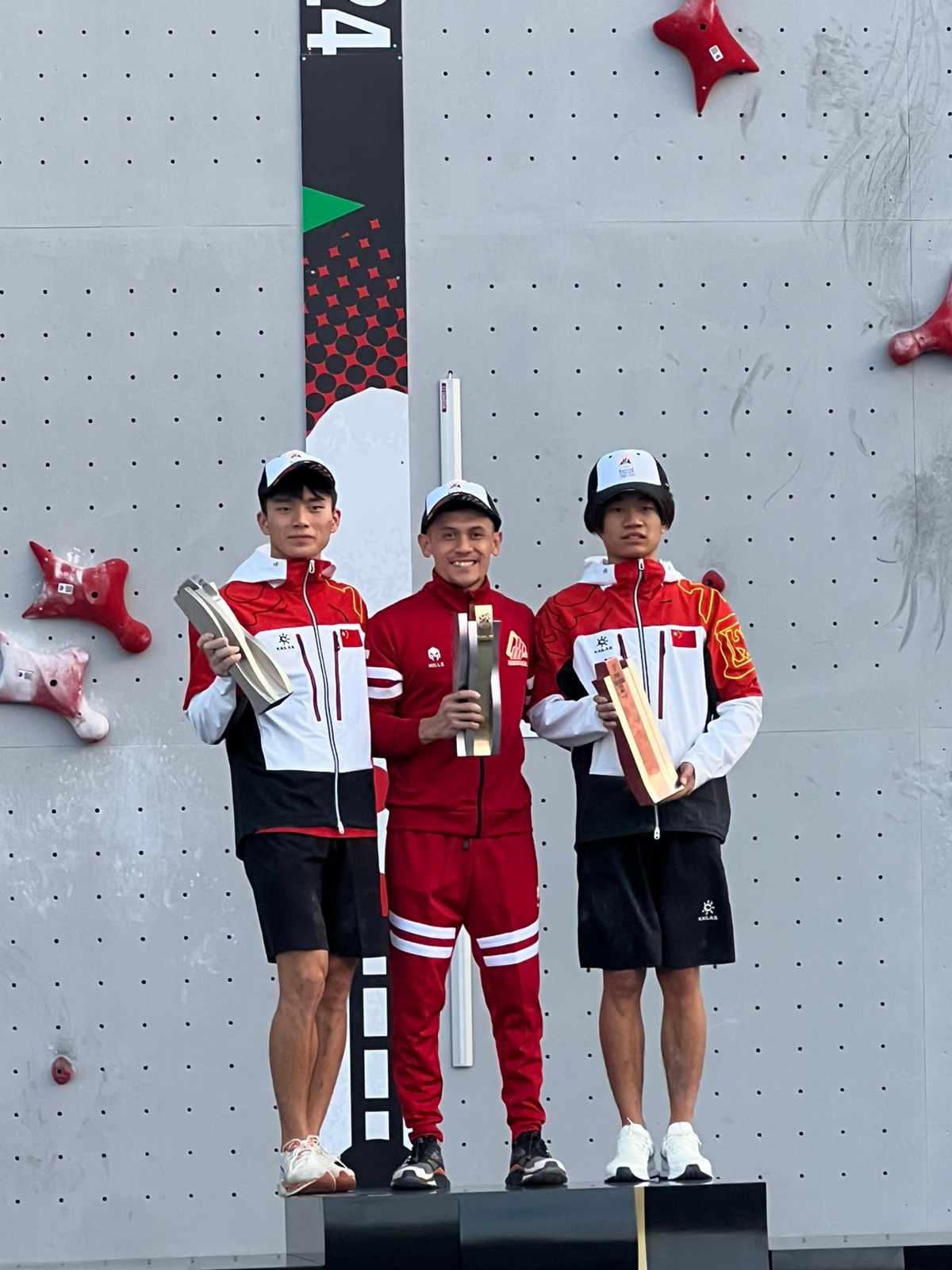 Juara di Shanghai, Veddriq Leonardo Selangkah Lagi ke Olimpiade Paris 2024 dari Cabang Panjat Tebing