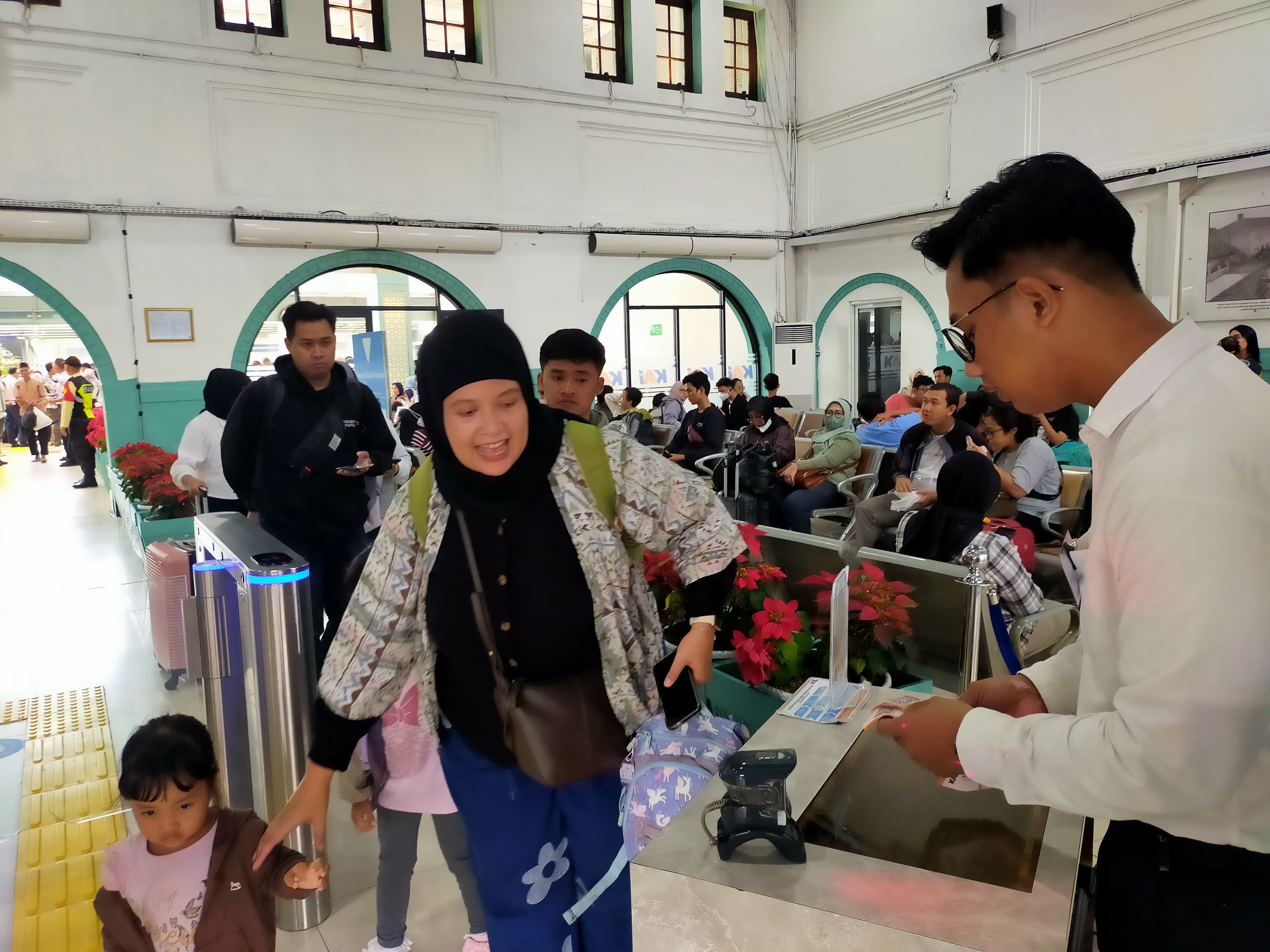 22 Ribu Orang Tinggalkan Jakarta Melalui Stasiun Pasar Senen Hari Ini, Tujuan Favorit Yogya hingga Semarang