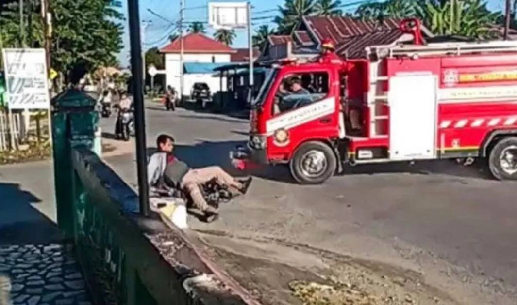 Viral! Pengendara Motor Tertabrak Mobil Damkar di Gorontalo, Korban Terlempar Hingga 5 Meter