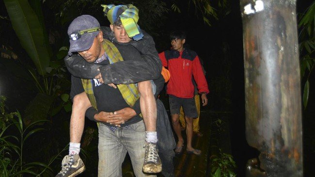 Proses Evakuasi Pendaki Gunung Marapi Terkendala Cuaca