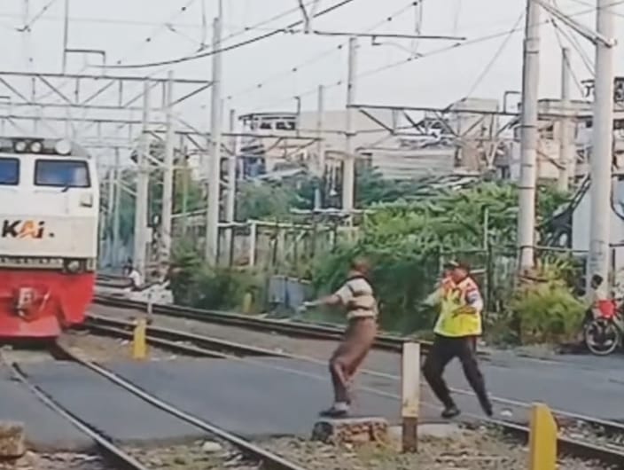 Viral! Aksi Heroik Petugas saat Selamatkan Pejalan Kaki yang Nyaris Tertemper Kereta, KAI Daop Beri Apresiasi 