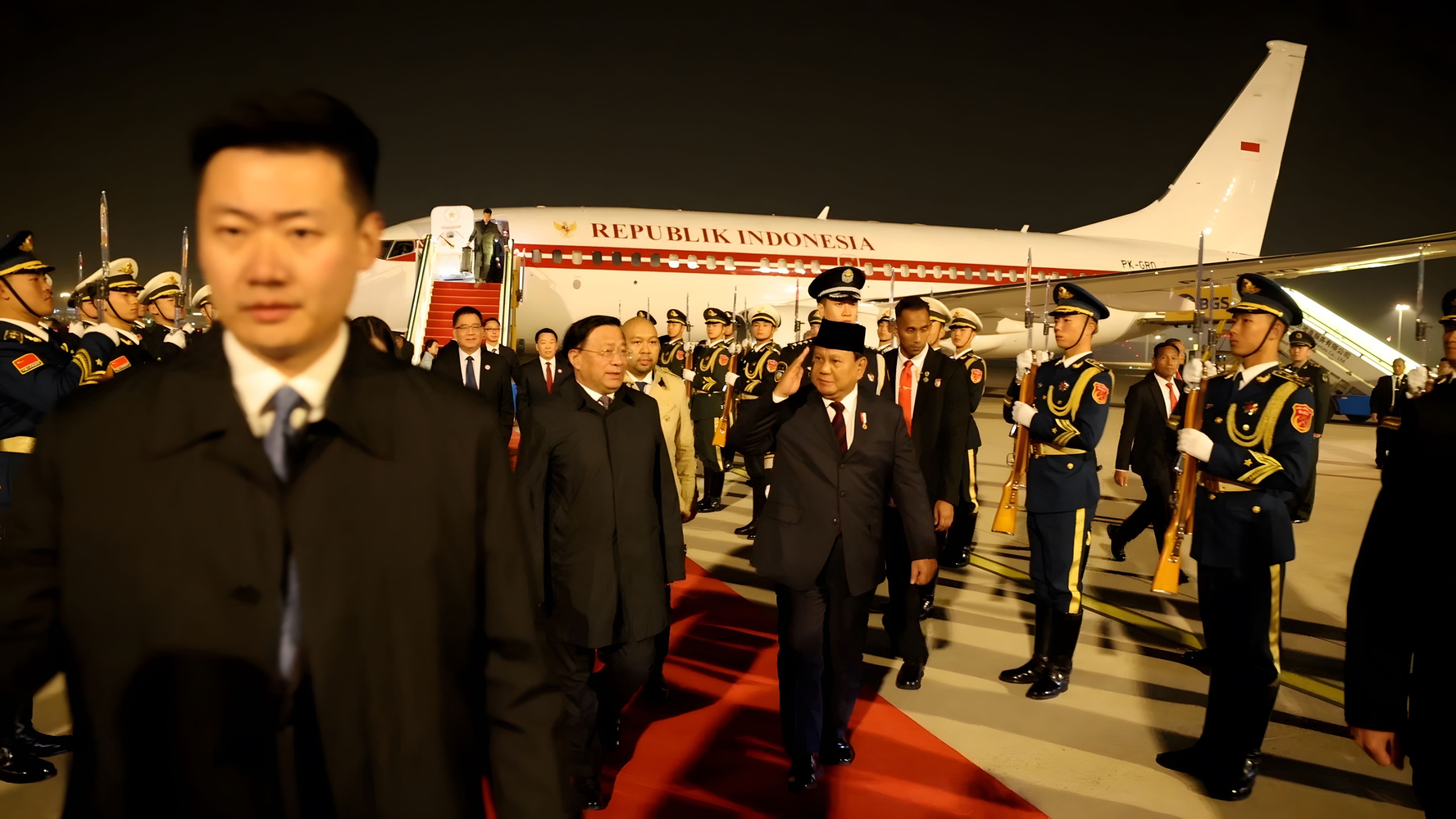 Prabowo Tiba di Beijing untuk Kunjungi Xi Jinping, Disambut Jajar Kehormatan di Bandara