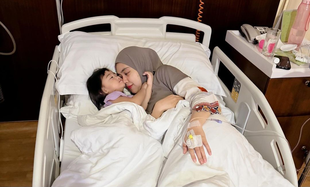 Ria Ricis Dirawat di Rumah Sakit, Oki Setiana Dewi Bongkar Penyebabnya