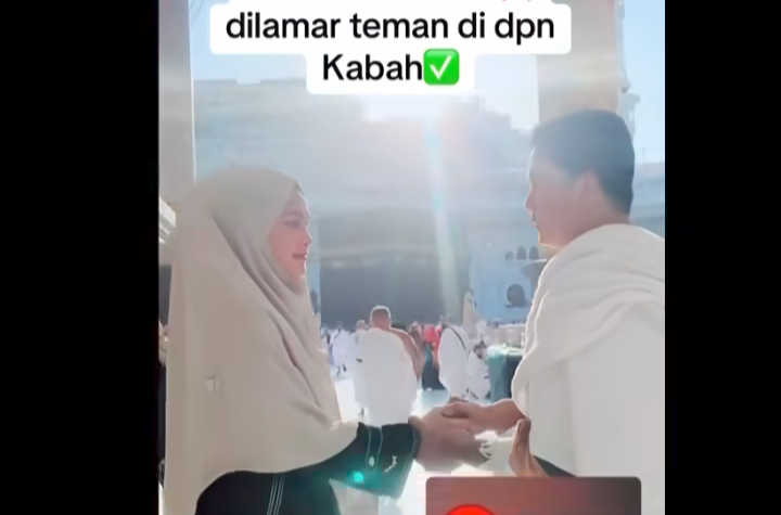 Viral Wanita Dilamar Depan Ka'bah Dihujat Netizen 'Bikin Dosa'