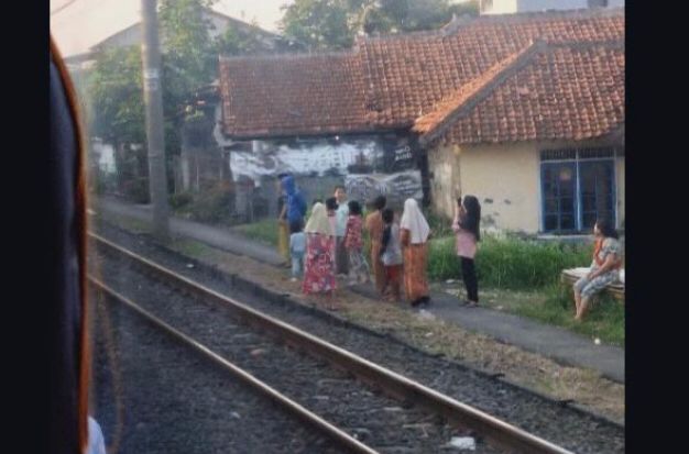 Bikin Geger! Pemotor Tertemper KRL Lintasan Cilebut-Bojonggede Arah Manggarai 