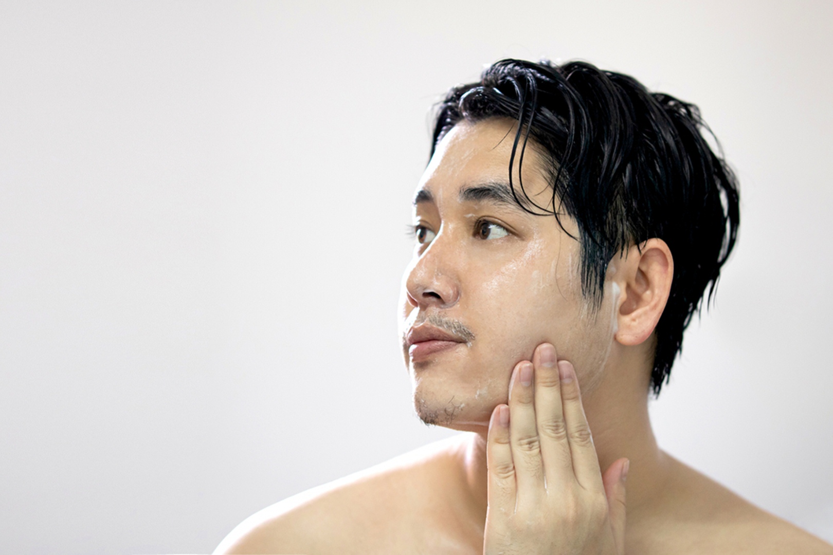 4 Rekomendasi Sabun Muka Pria untuk Cerahkan Kulit Kusam, Dijamin Bersih Maksimal