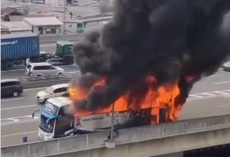 Begini Video Detik-Detik Bus Pariwisata Angkut Rombongan Anak TK Terbakar di Tol Jatinegara