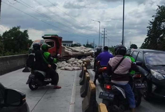 Alami Pecah Ban, Truk Pengangkut Semen Kecelakaan Tunggal di Jalan Layang Pesing Jakarta Barat