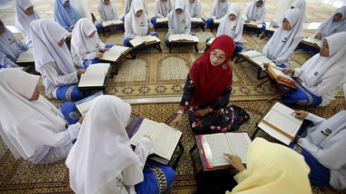  Hukum Wanita Membaca Al-Qur'an di HP saat Haid