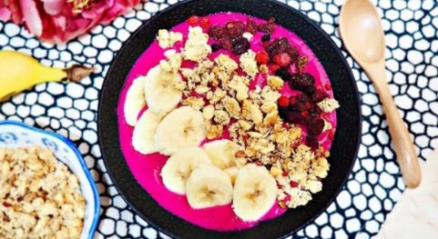 Sarapan Sehat dengan Smoothies Bowl Buah Naga dan Pisang, Simak Resep Mudahnya 