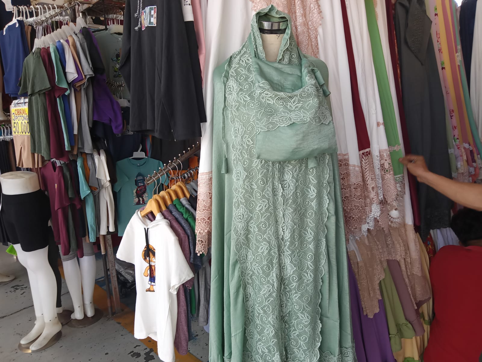 Jelang Ramadhan 2024, Tren Baju Muslim Berbahan Polo Linen dan Crinkle Banyak Diburu di Tanah Abang