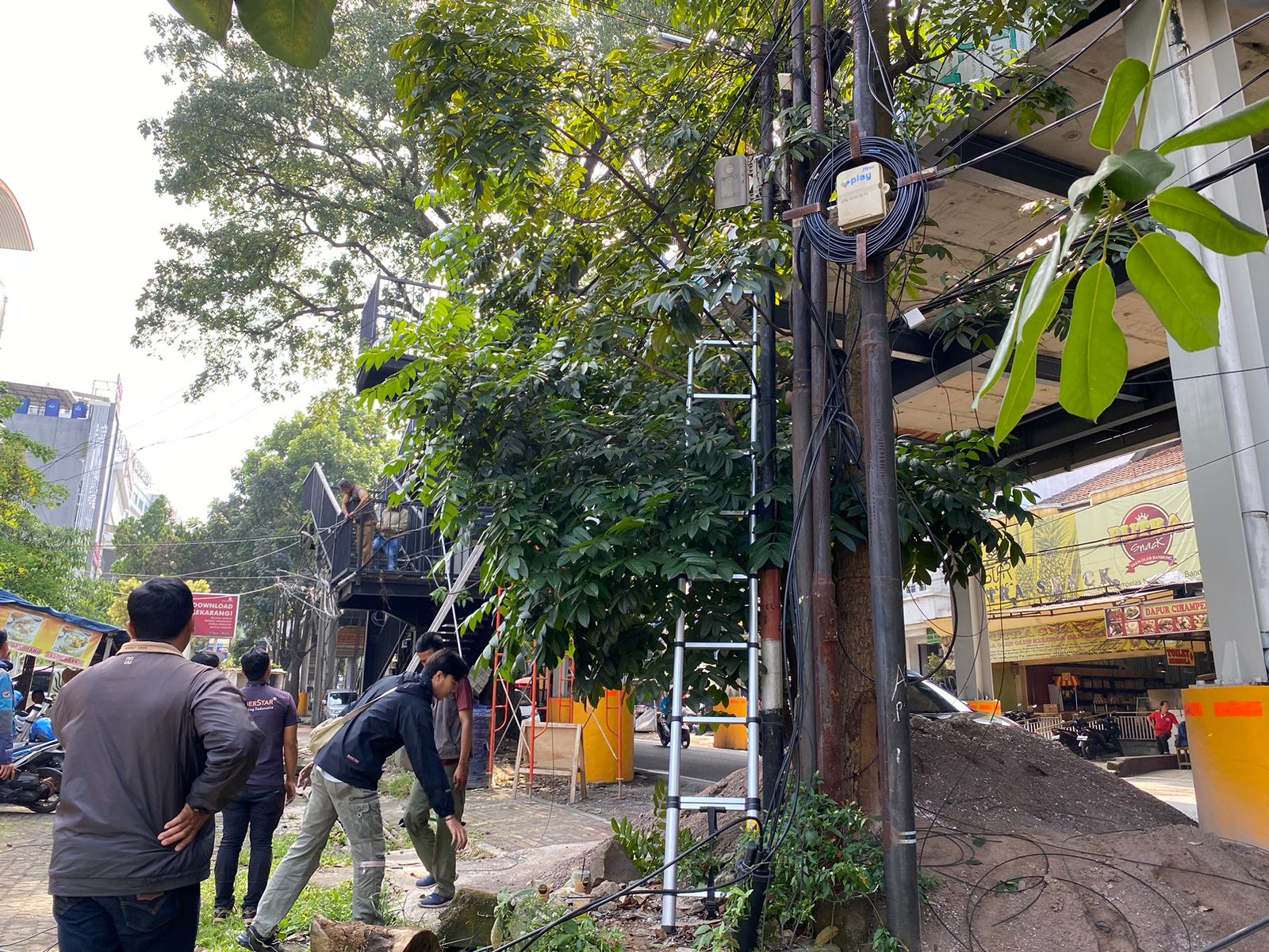 Jelang Reaktivasi, Pemkot Bandung Tertibkan Kabel Udara di Kawasan Skywalk Cihampelas