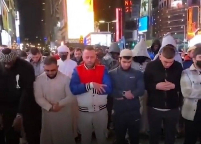 Ratusan Umat Muslim di Amerika Perdana Gelar Sholat Tarawih di Times Square 